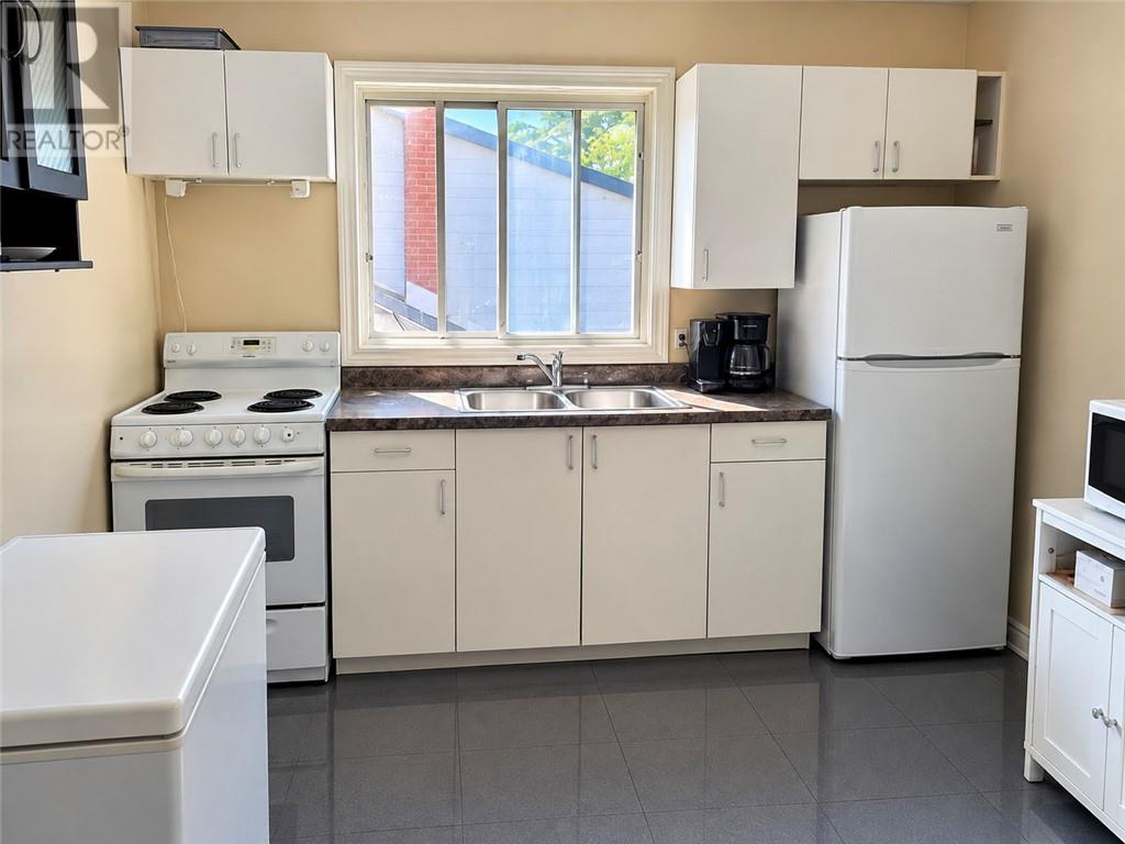 879 Charlotte Property Photo 4