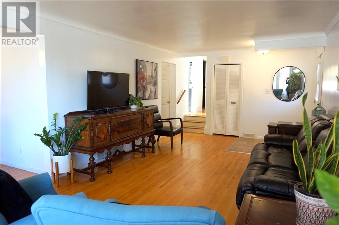 1063 Beaumont Avenue Property Photo 9