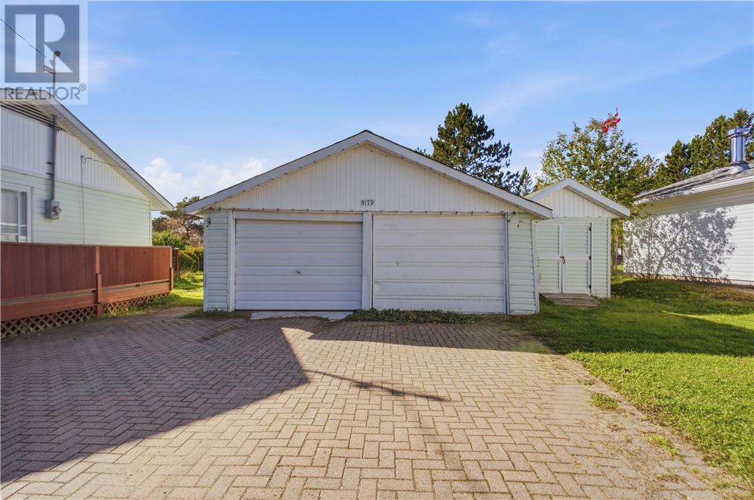 3179 Clifford Crescent Property Photo 3