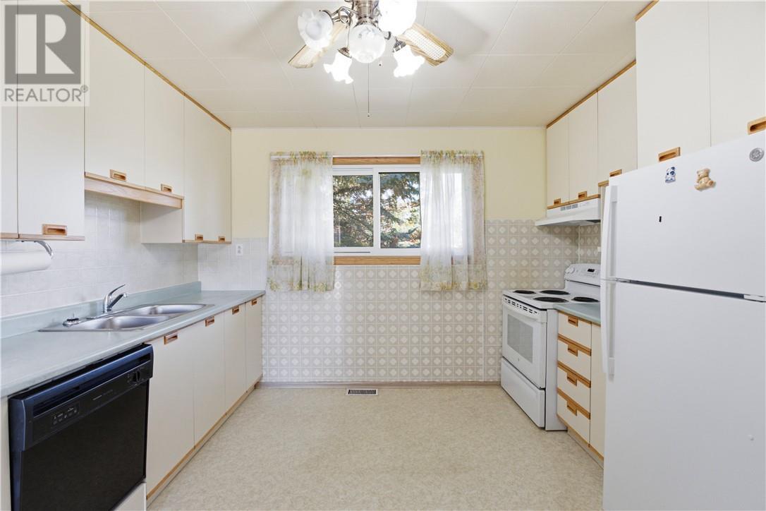 3179 Clifford Crescent Property Photo 7