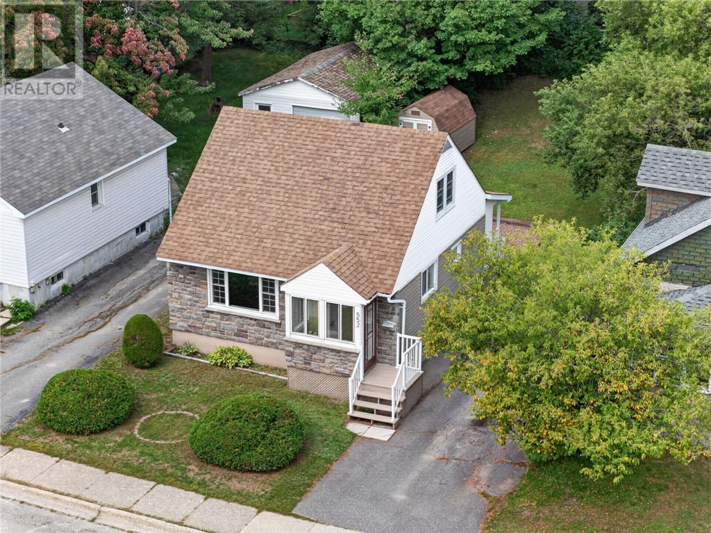 552 Pine Street Property Photo 7