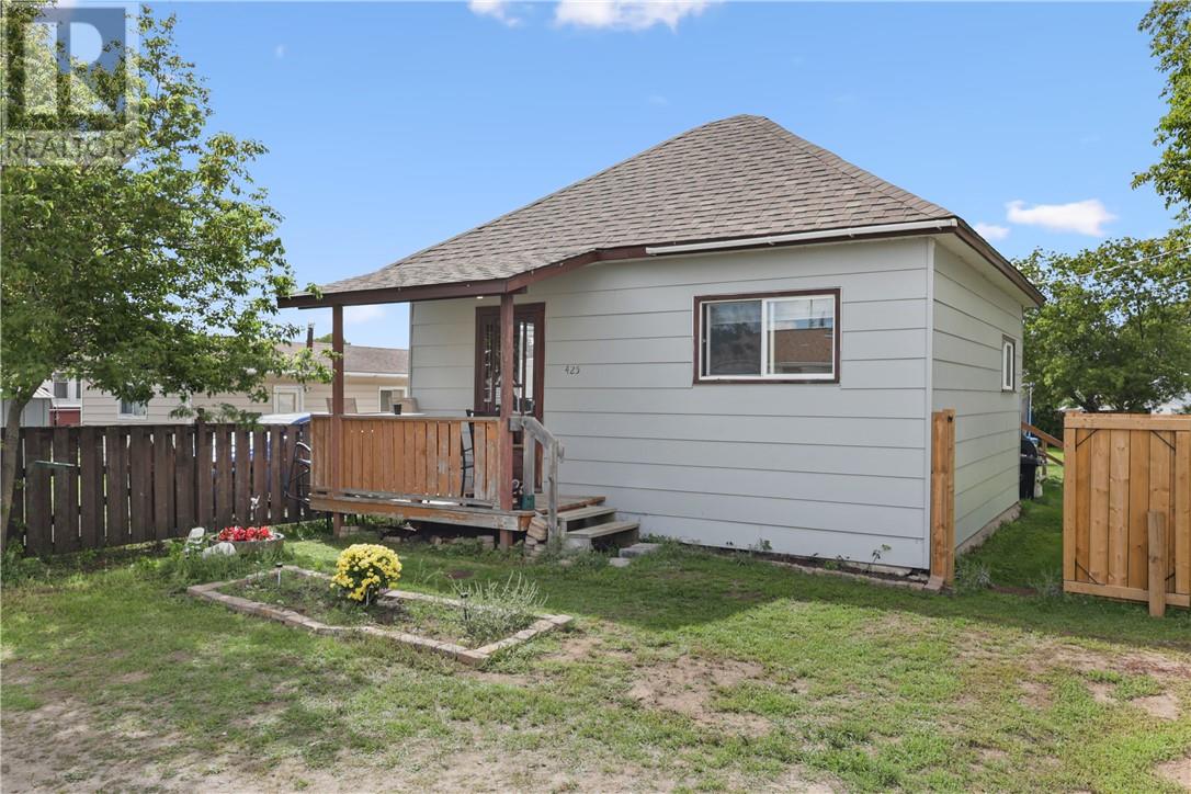 425 WOOD Street Property Photo 1