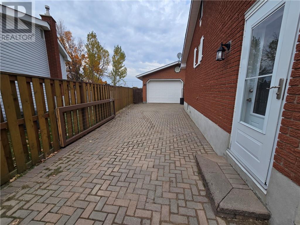 132 Maplewood Crescent Property Photo 4
