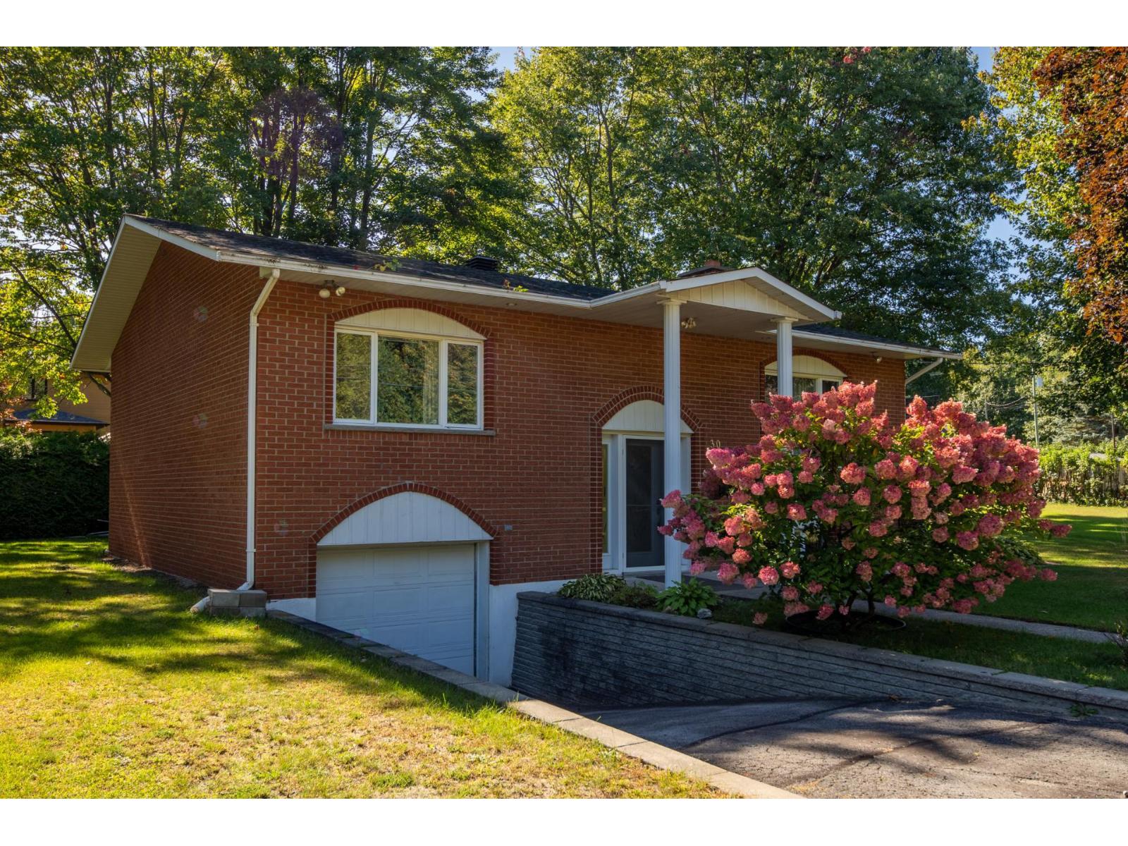 30 Tsse Hervieux Property Photo 1