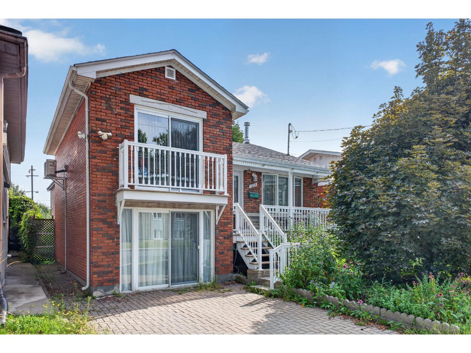 1834 Av. Des Pins Property Photo 1