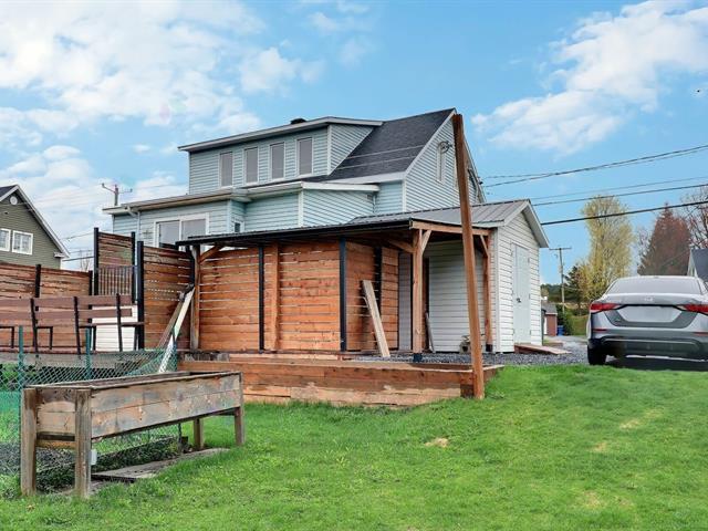 210 1re Avenue E. Property Photo 1