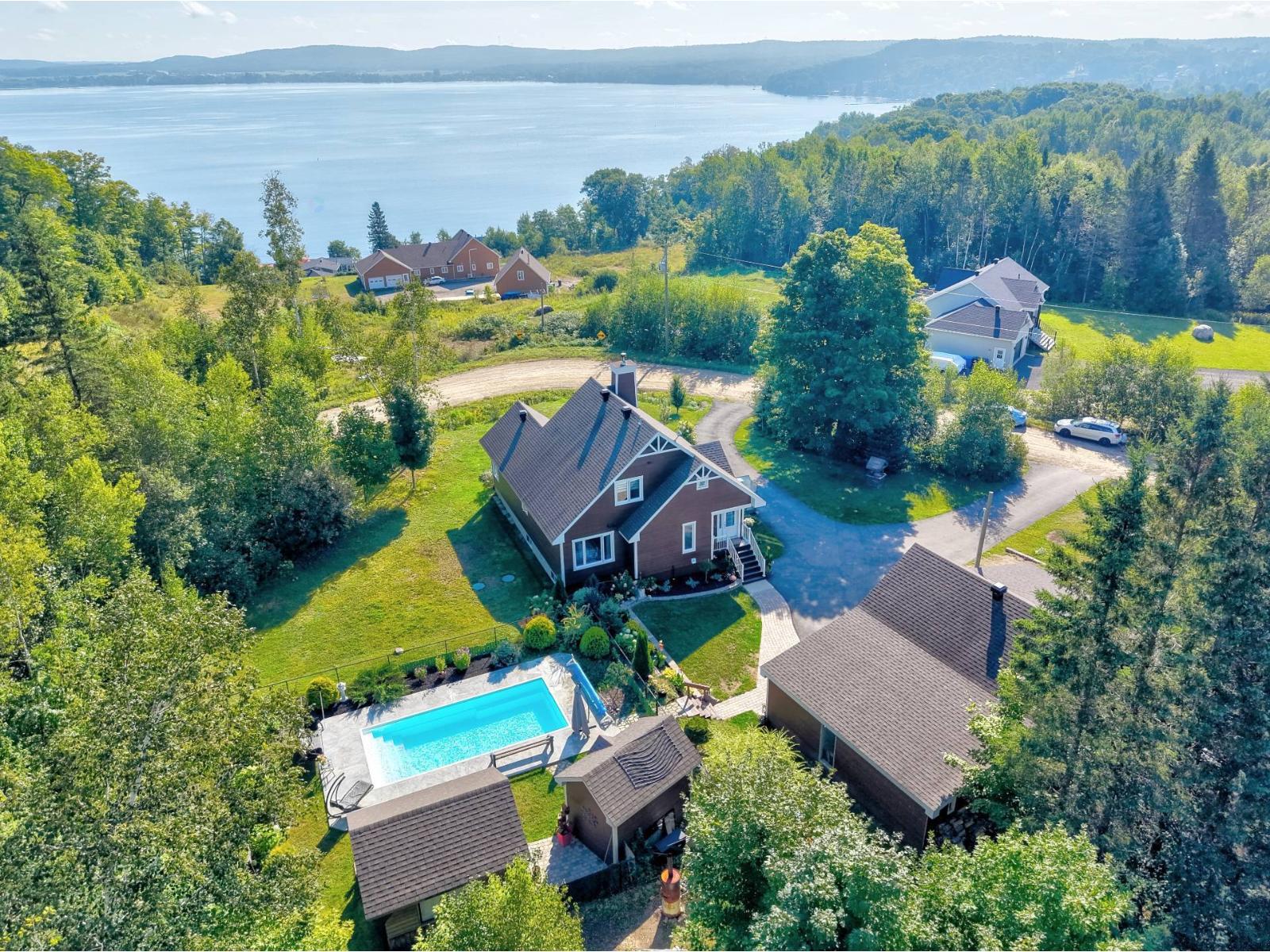 1327 Rue Gérald Property Photo 1