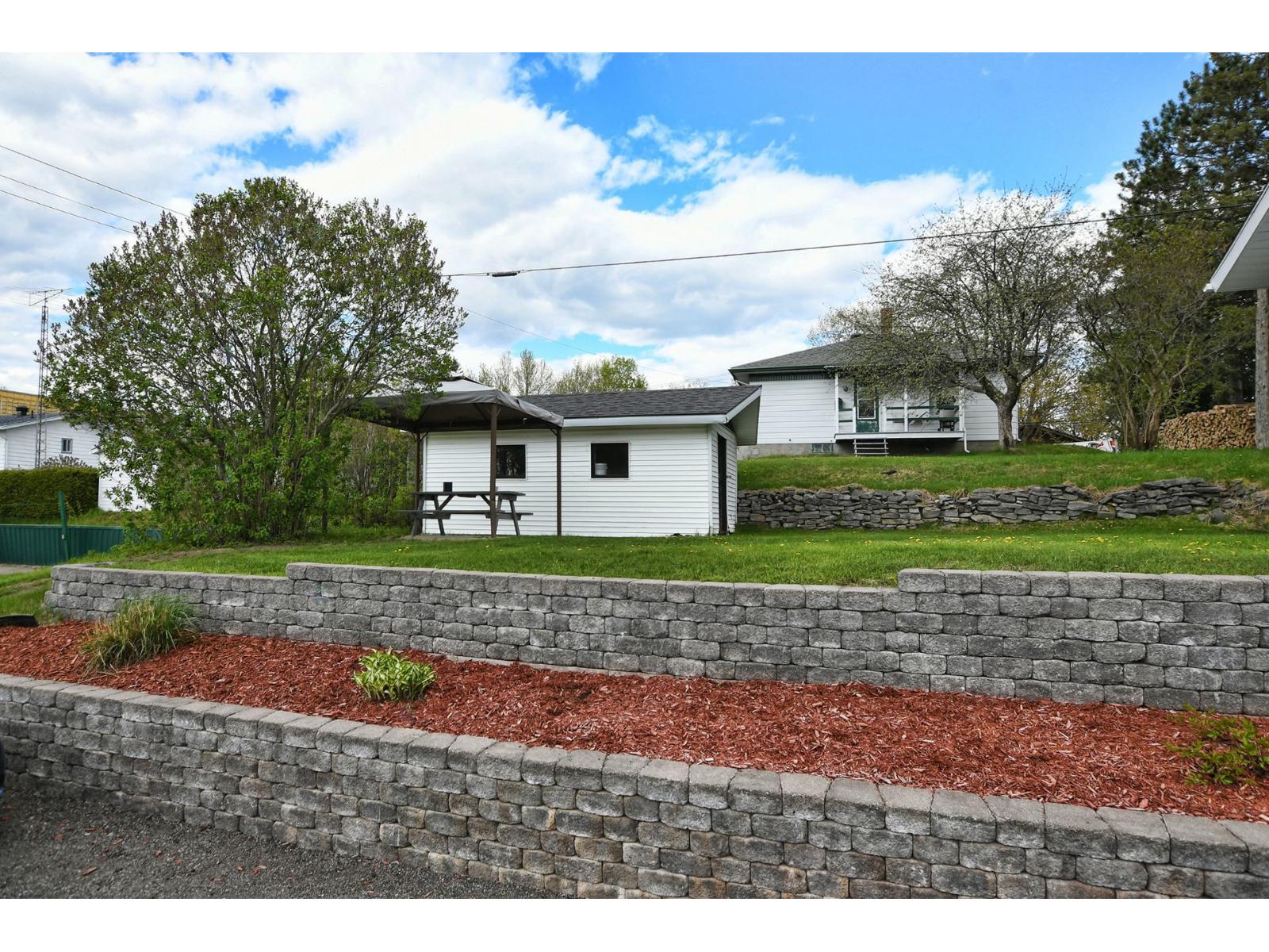 29 Rue Guy Property Photo 3