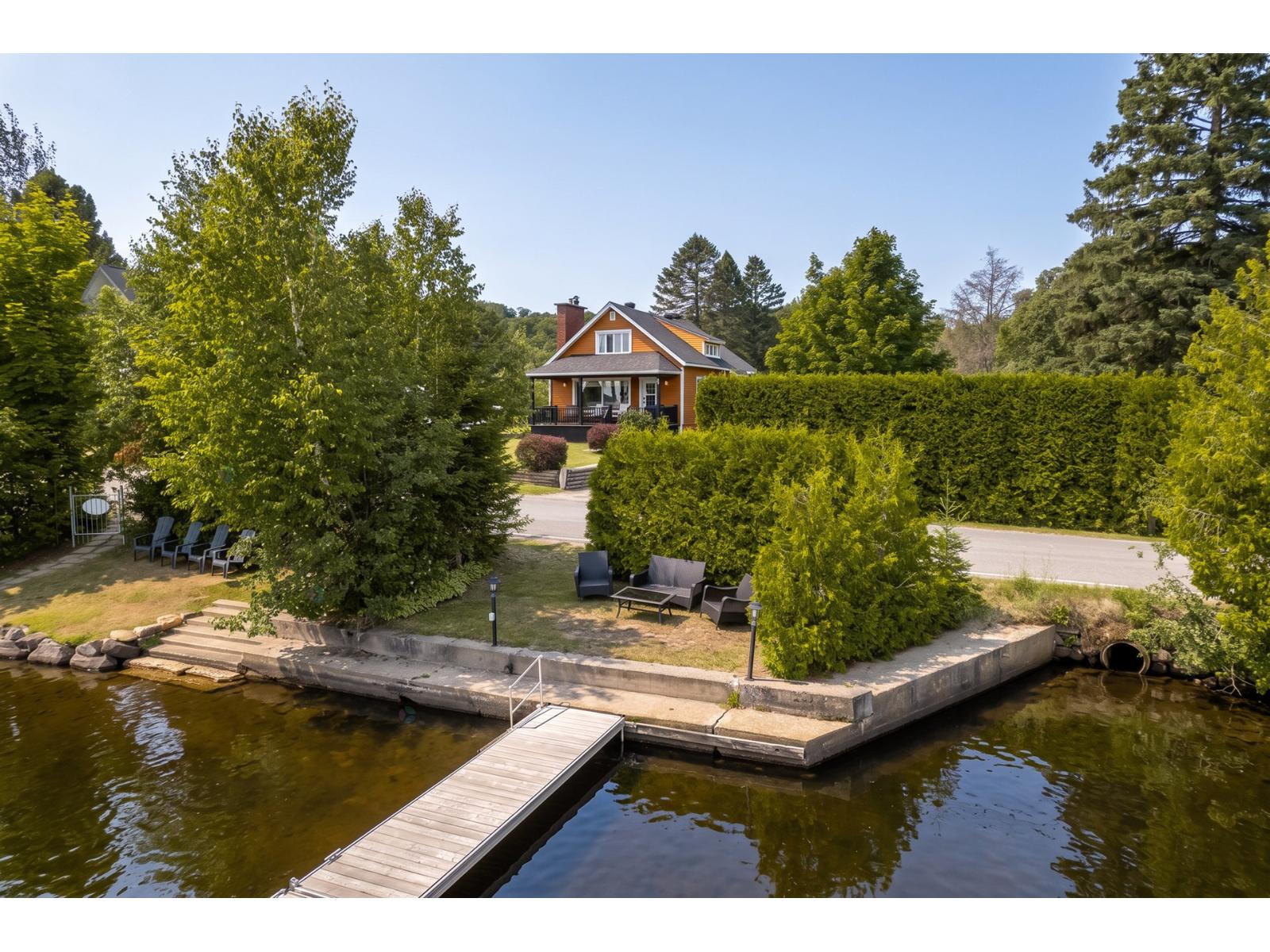 1081-1083 Ch. Des Îles Property Photo 1