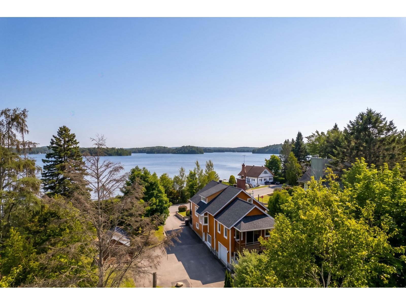 1081-1083 Ch. Des Îles Property Photo 3