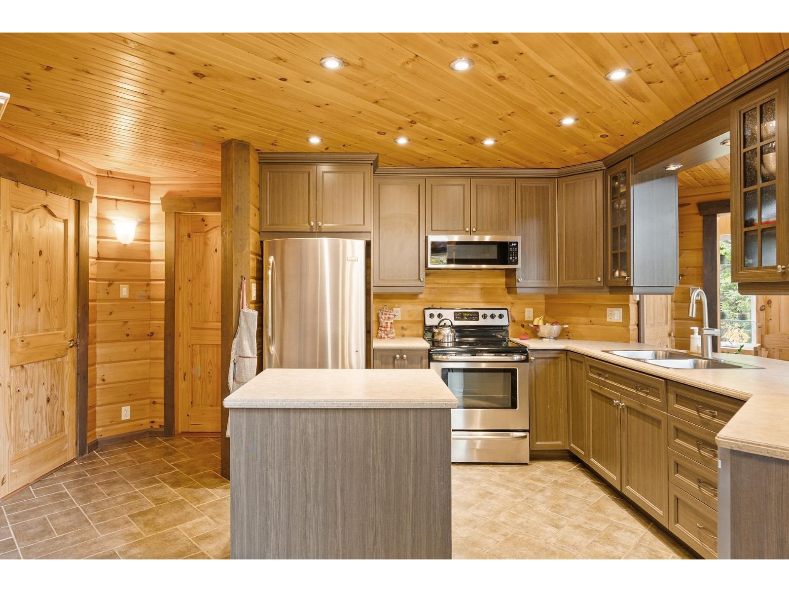 4960 Ch. Du Lac-héroux Property Photo 8