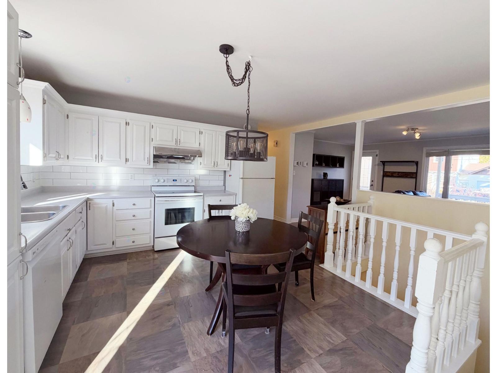 446 23e Avenue Property Photo 5