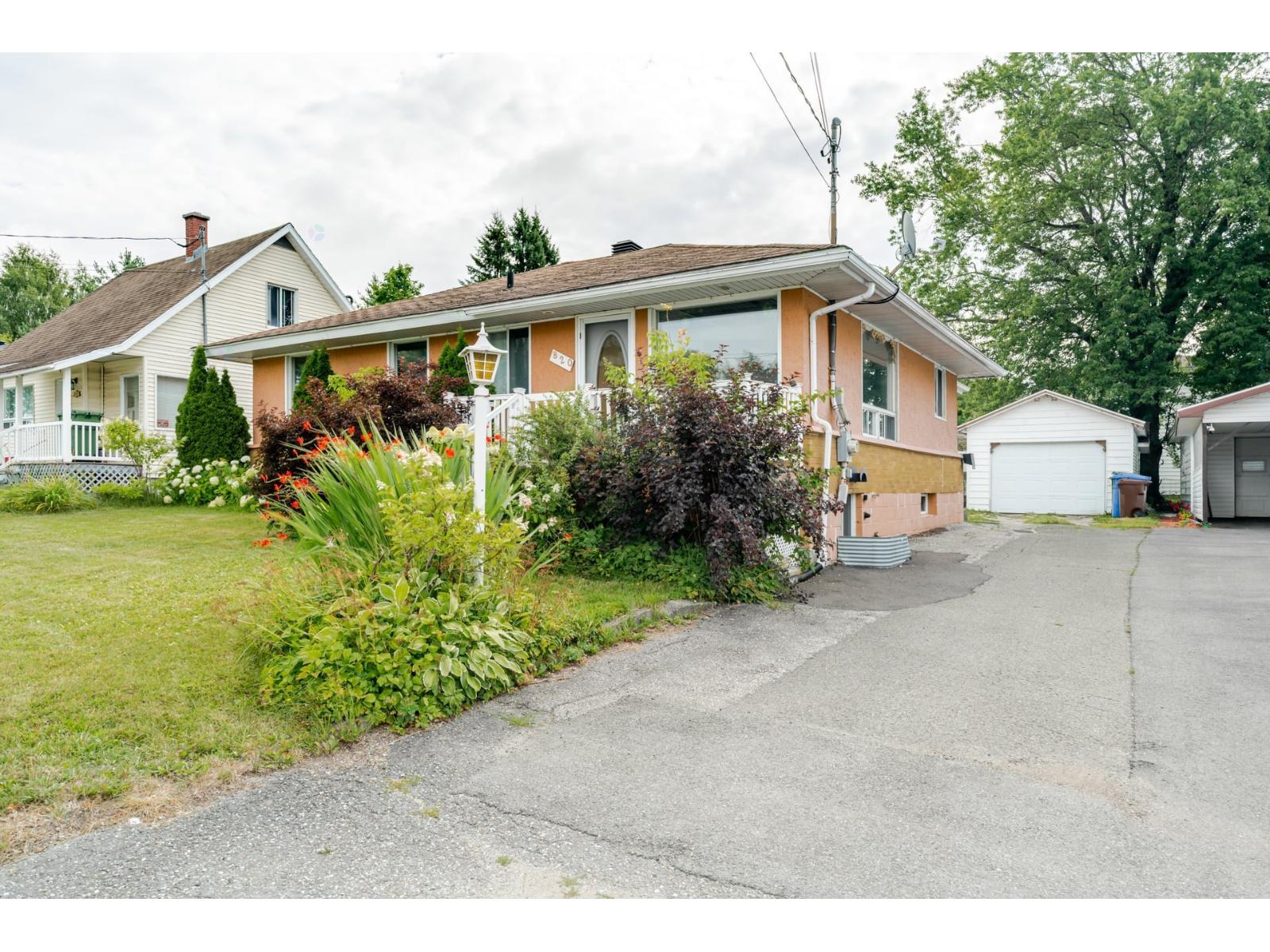 820 9e Avenue Photo de la propriété 1
