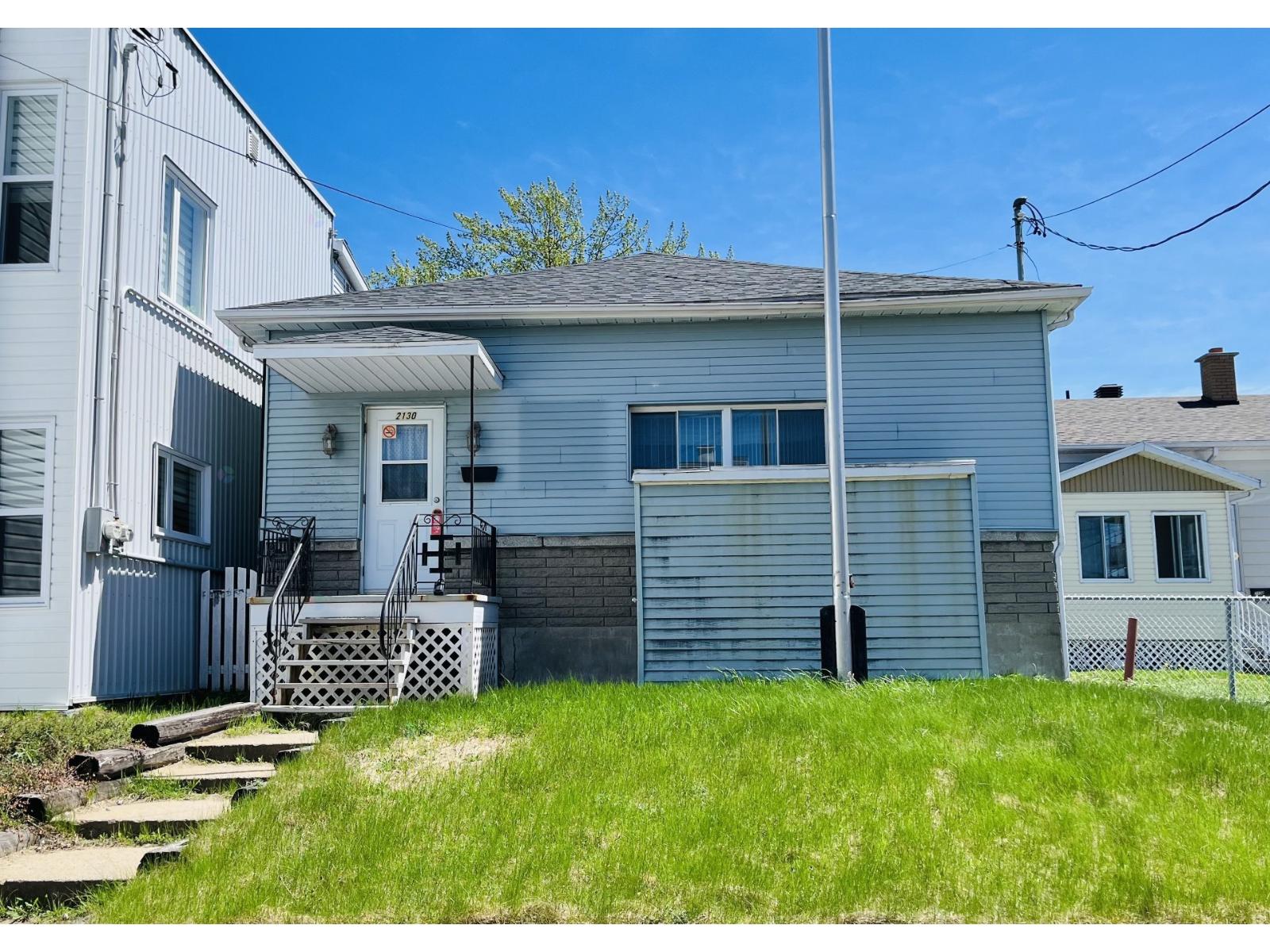2130 Av. Defond Property Photo 1