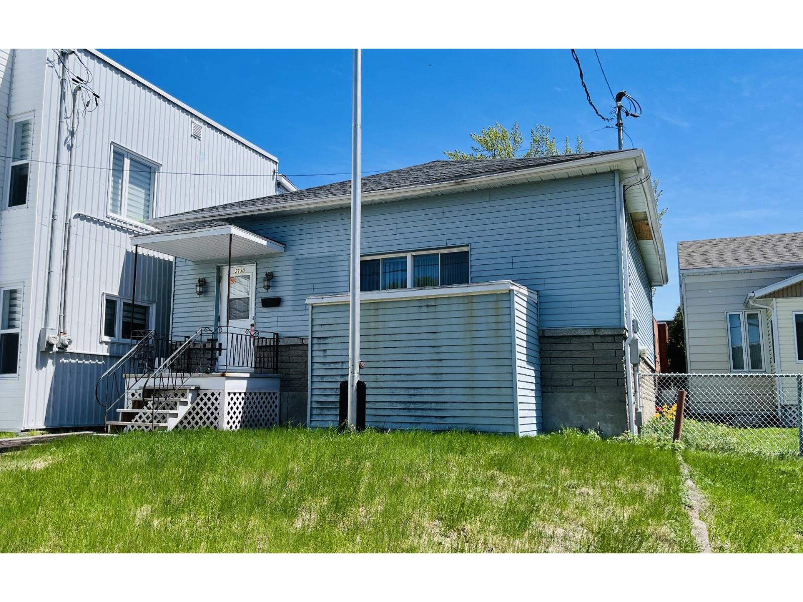 2130 Av. Defond Property Photo 2