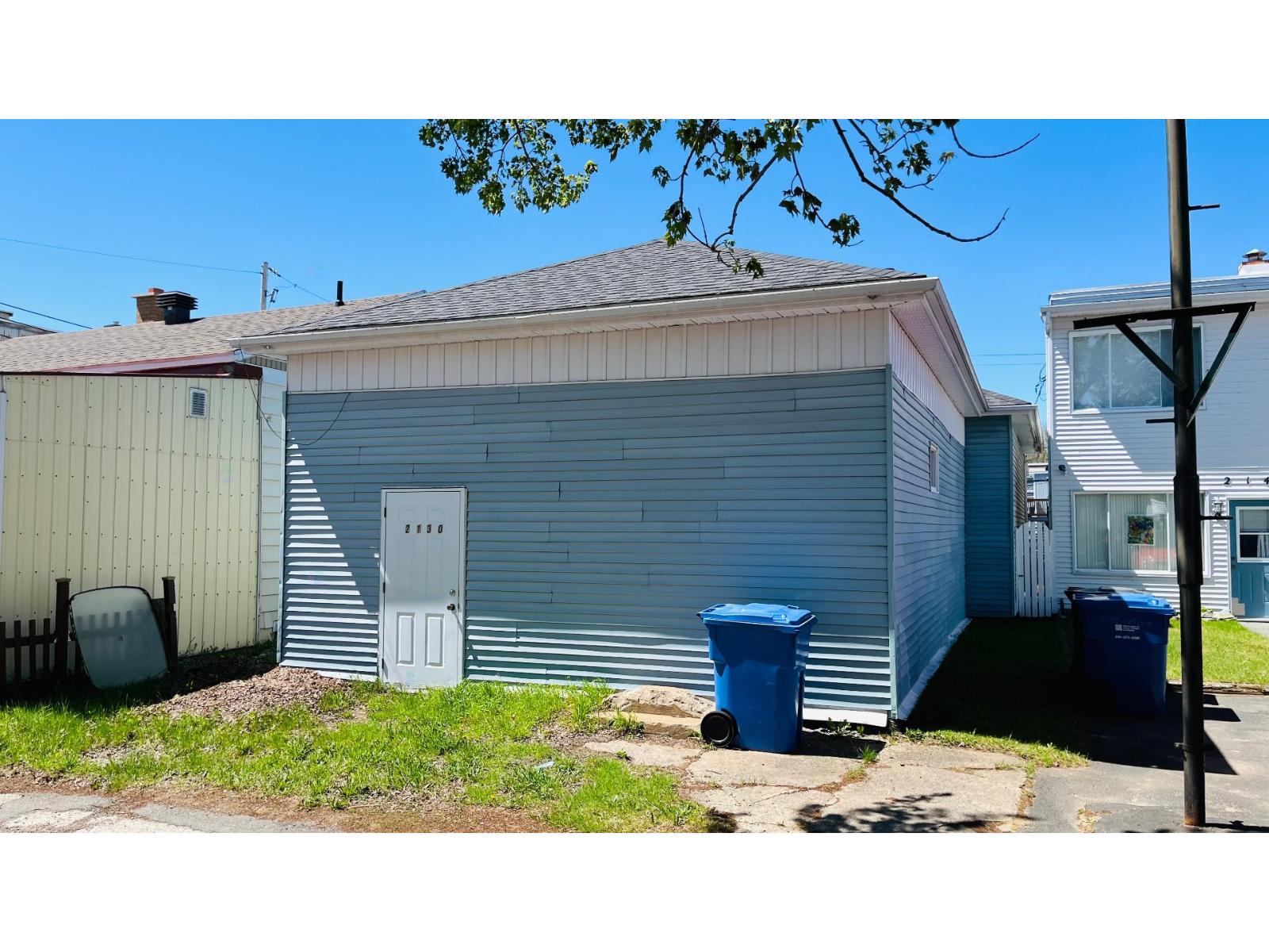 2130 Av. Defond Property Photo 3