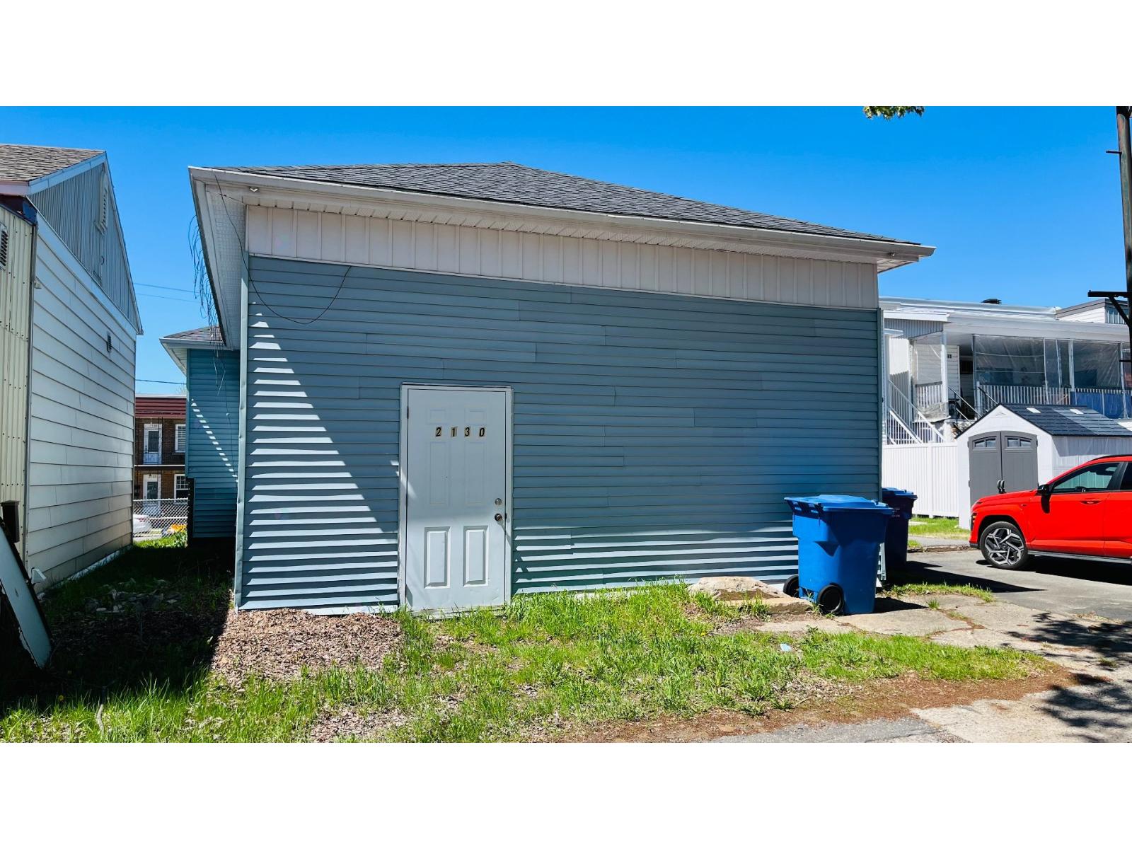 2130 Av. Defond Property Photo 4