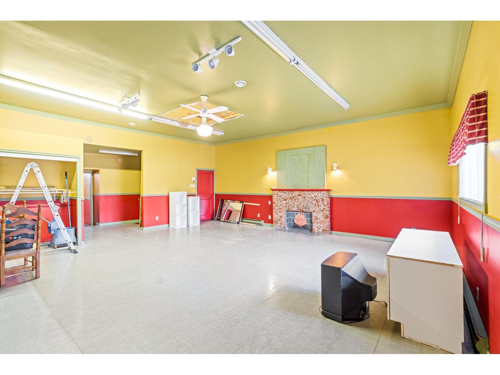 2130 Av. Defond Property Photo 6