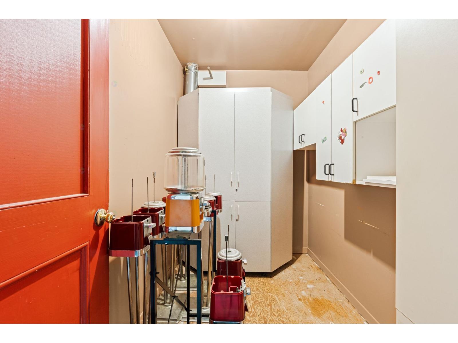 2130 Av. Defond Property Photo 10