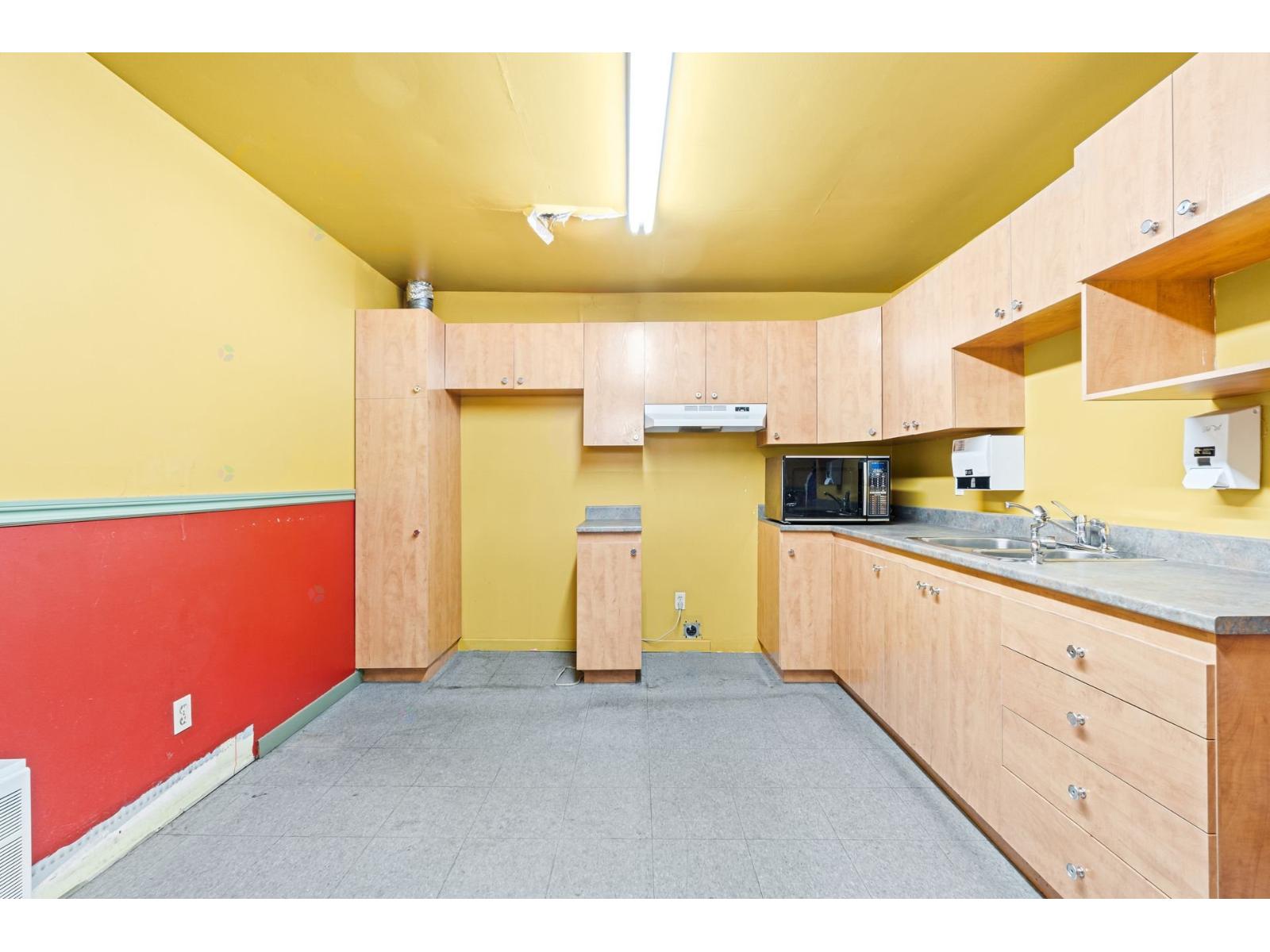 2130 Av. Defond Property Photo 13