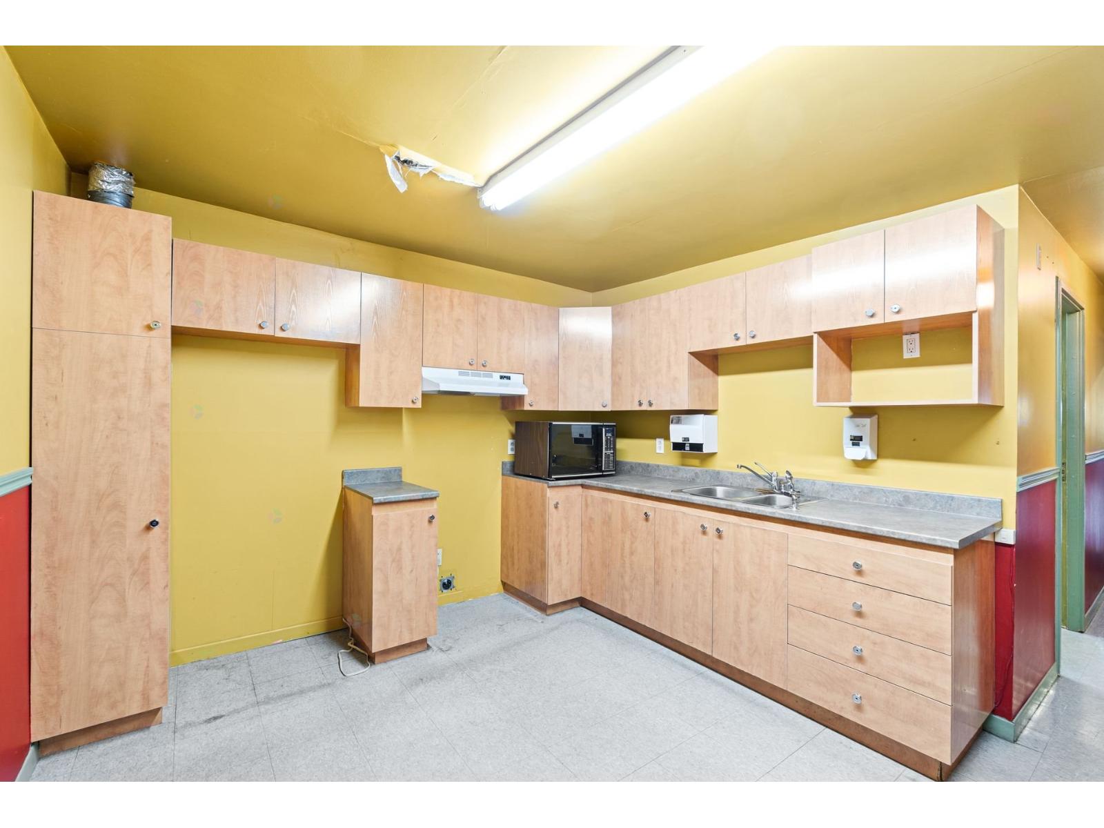 2130 Av. Defond Property Photo 14