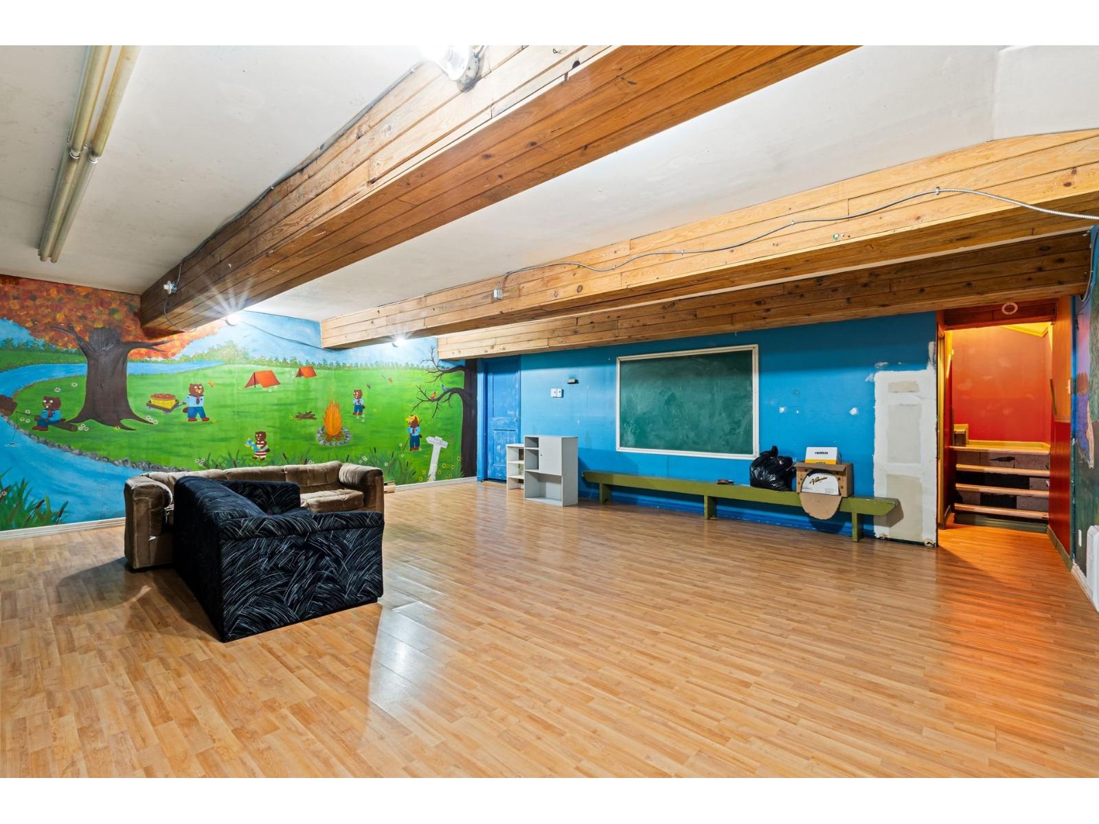 2130 Av. Defond Property Photo 16