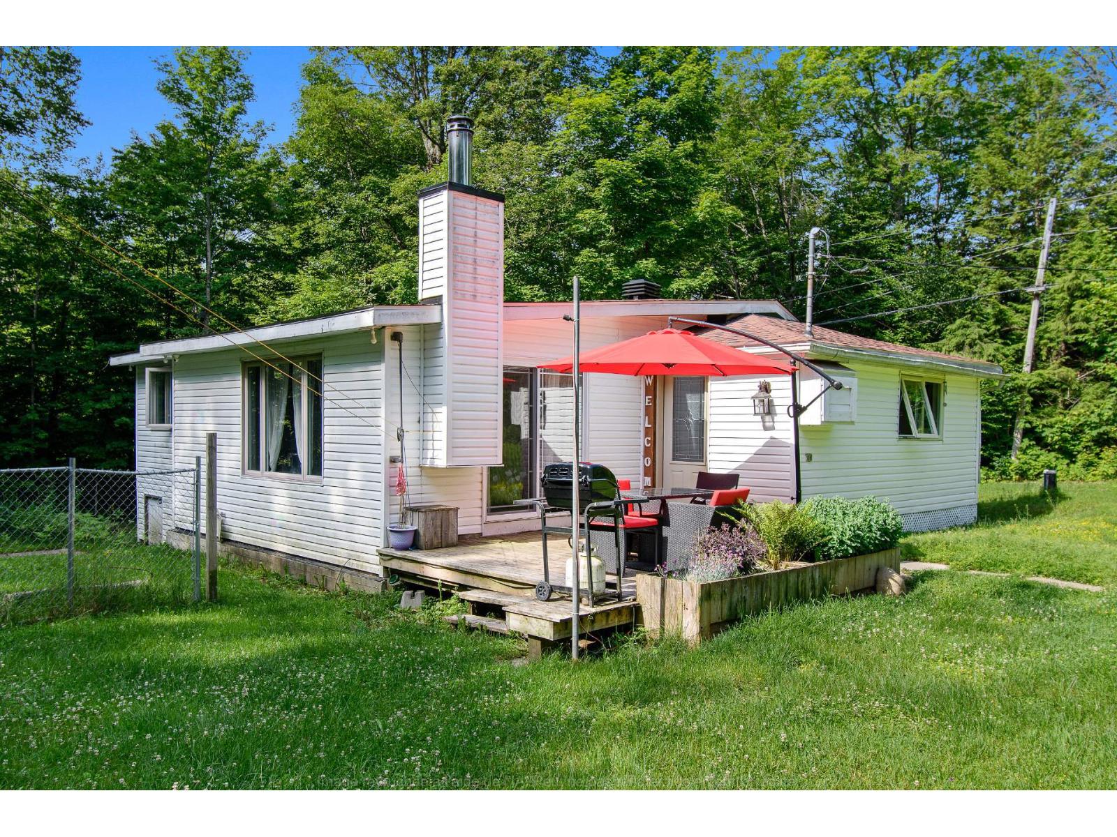 40 Ch. De La Baie-des-canards Property Photo 2