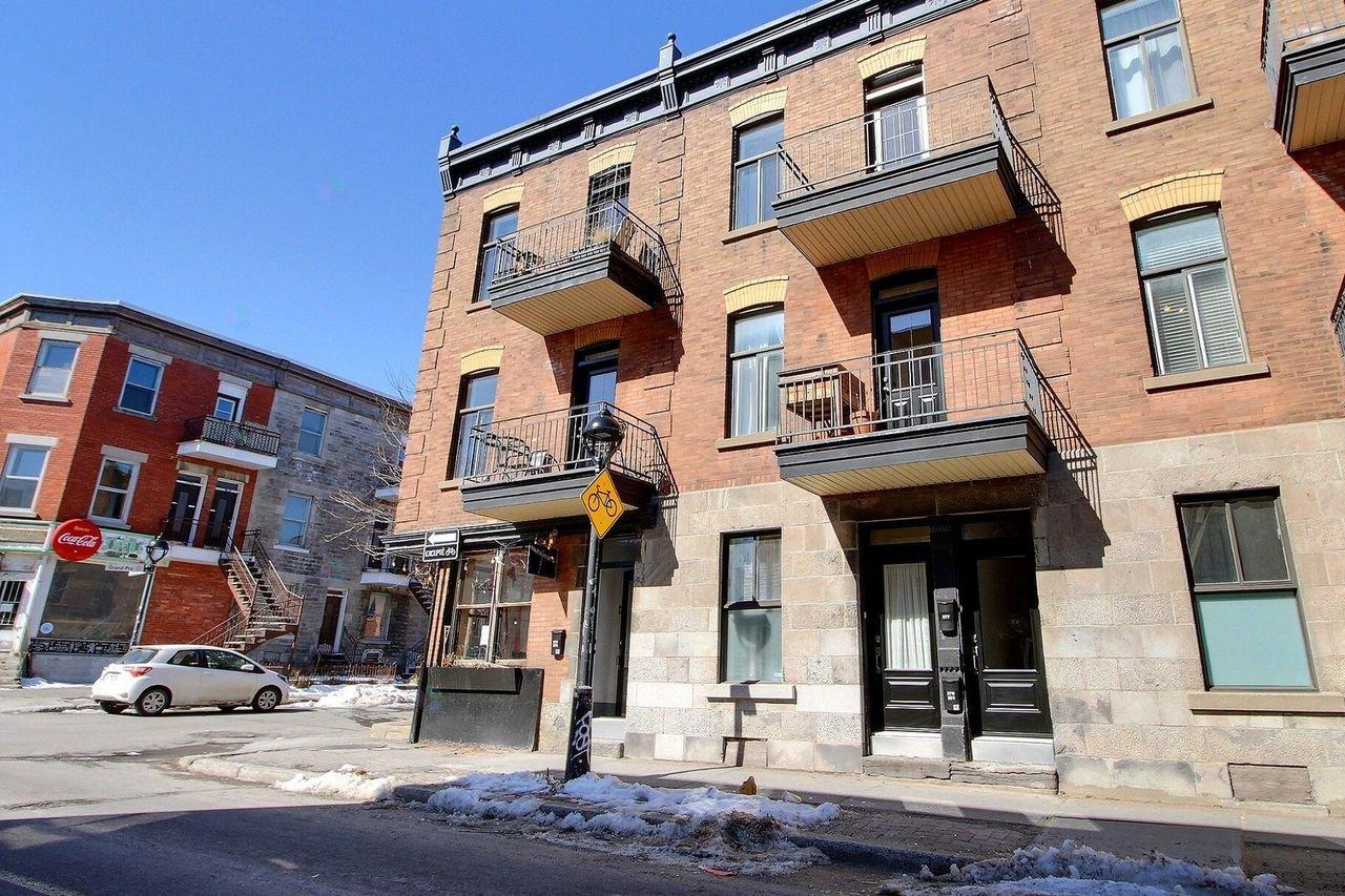 377-381 Rue Villeneuve E. Property Photo 1