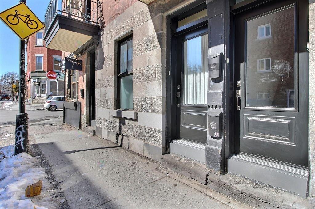 377-381 Rue Villeneuve E. Property Photo 3