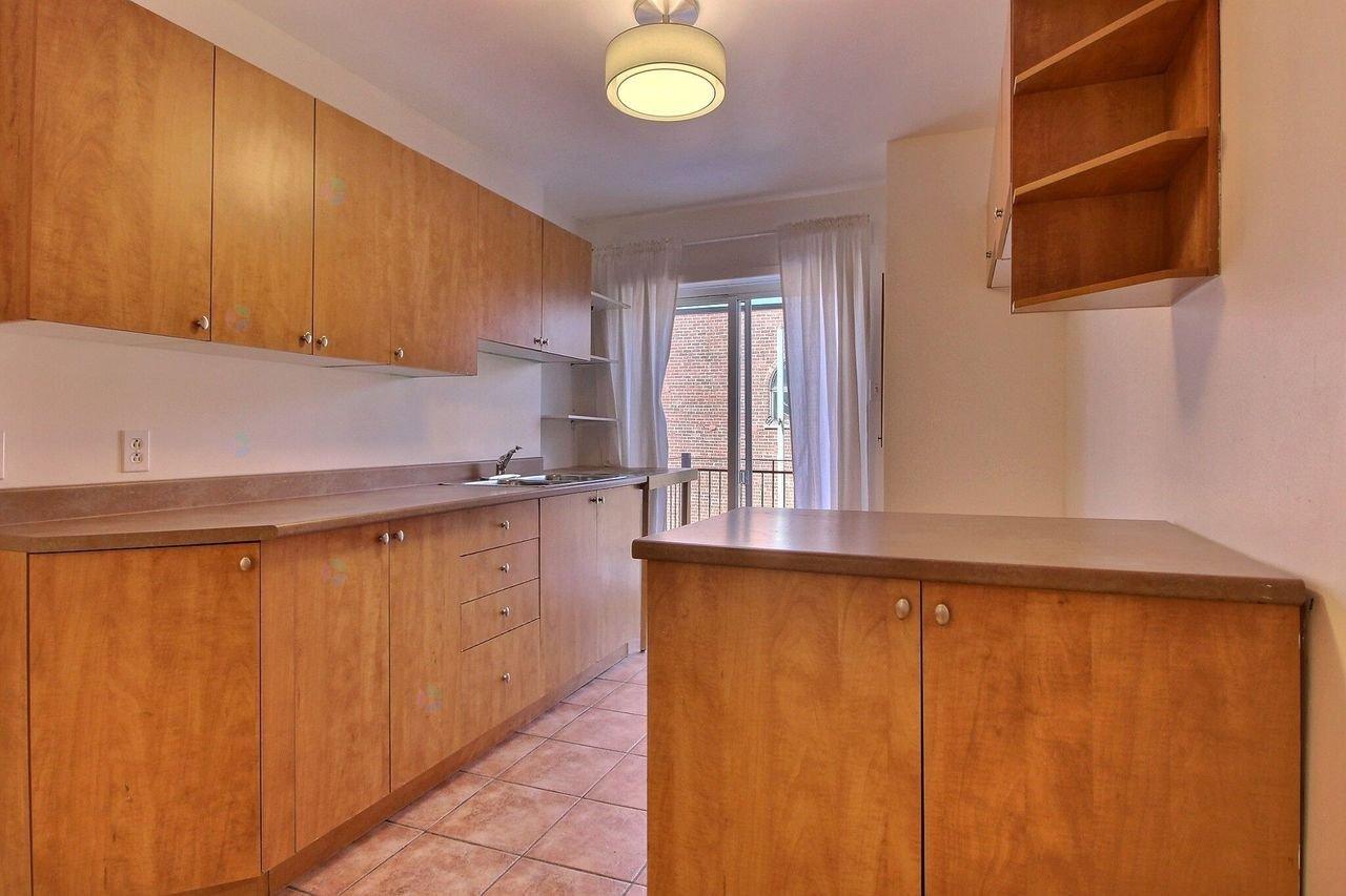 377-381 Rue Villeneuve E. Property Photo 7