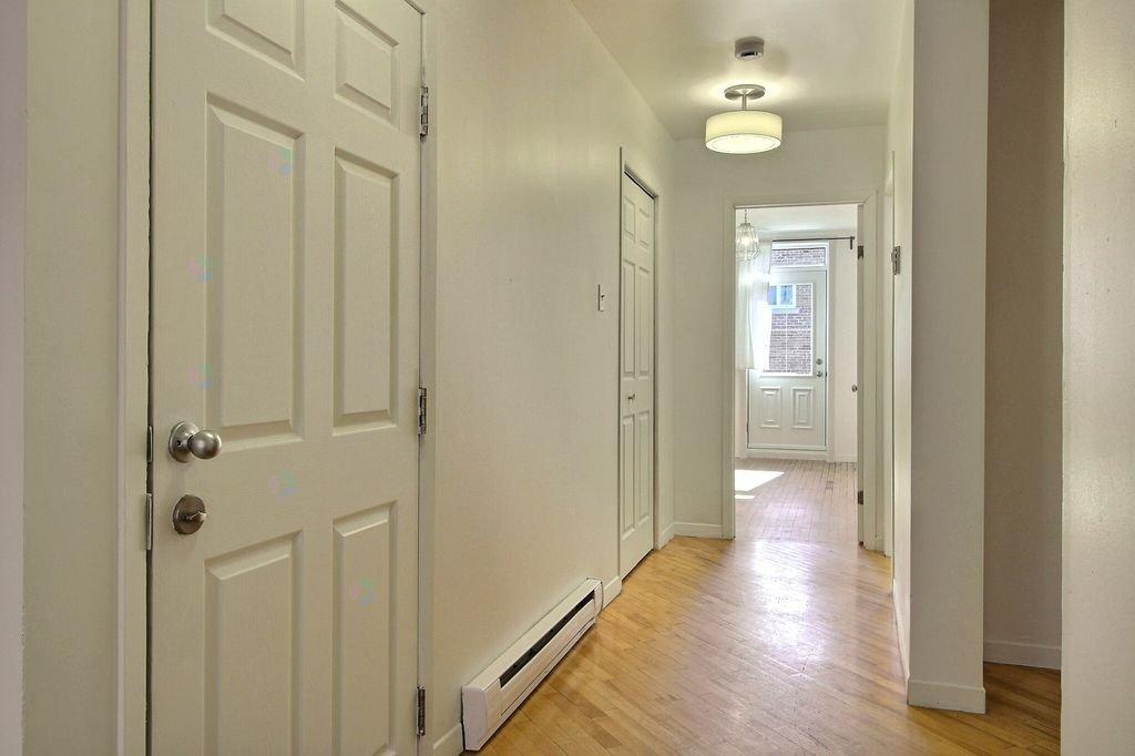 377-381 Rue Villeneuve E. Property Photo 9