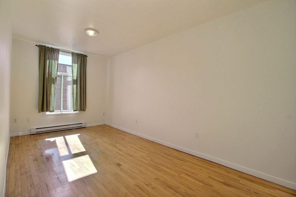 377-381 Rue Villeneuve E. Property Photo 10
