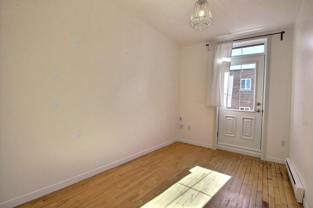 377-381 Rue Villeneuve E. Property Photo 11