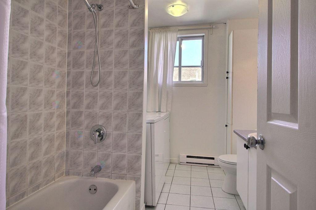 377-381 Rue Villeneuve E. Property Photo 12