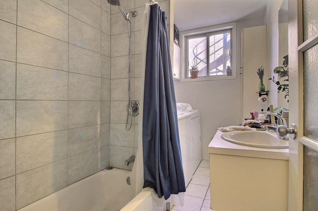 377-381 Rue Villeneuve E. Property Photo 22