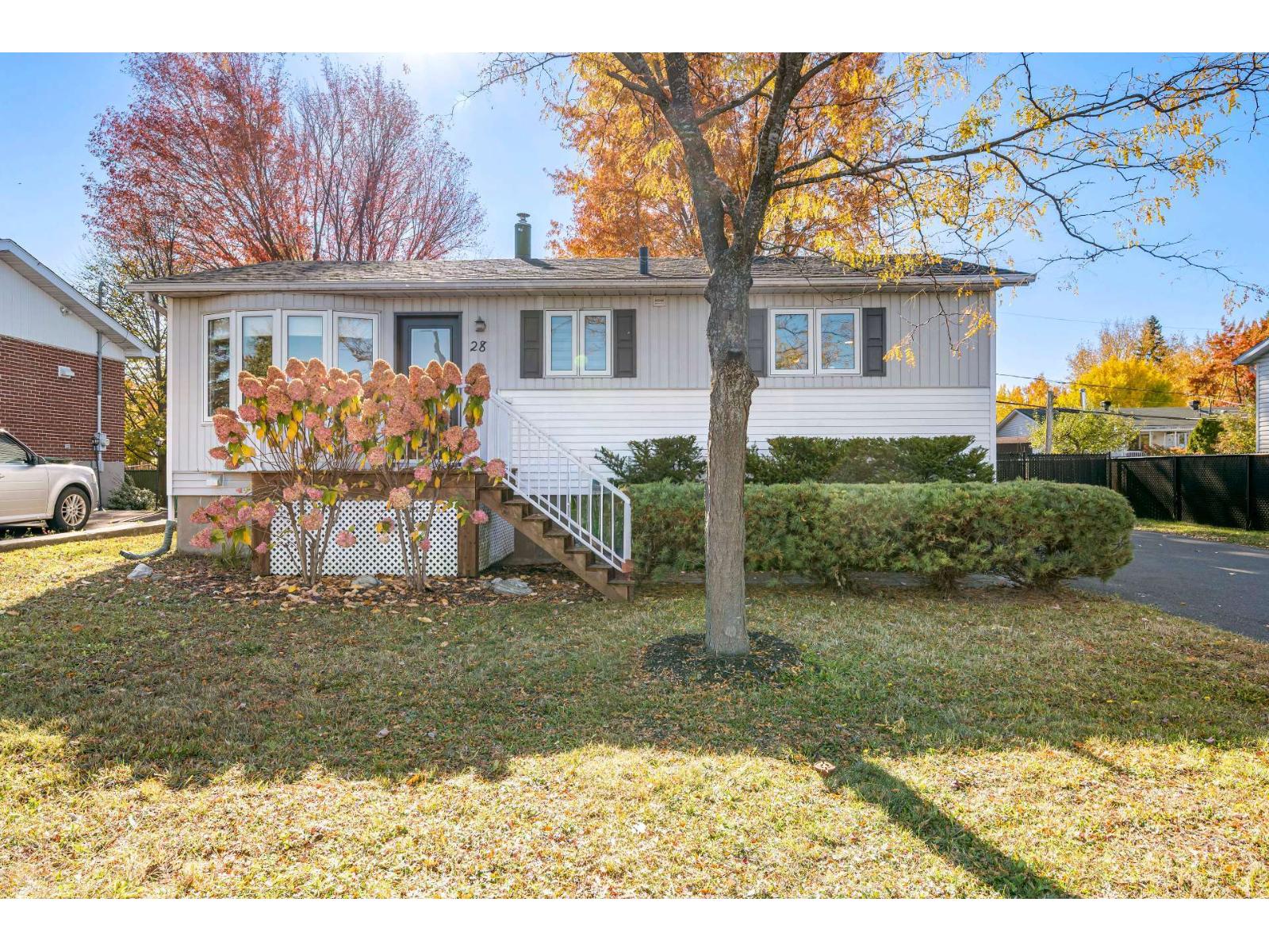 28 Av. Du Mont-bruno Property Photo 1