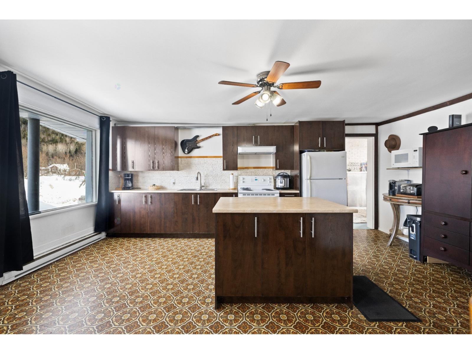 20 57e Avenue Property Photo 6