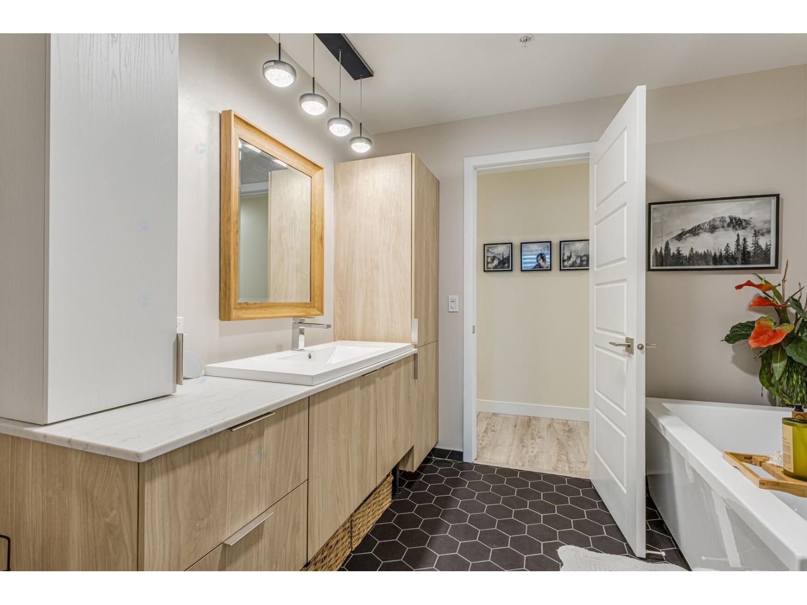 70 Rue Toe-blake, #206 Property Photo 5
