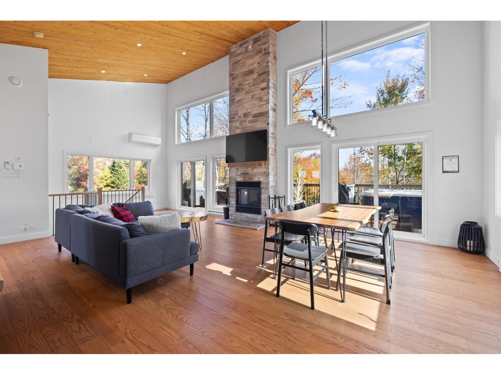 100 Rue Des Coteaux Property Photo 3