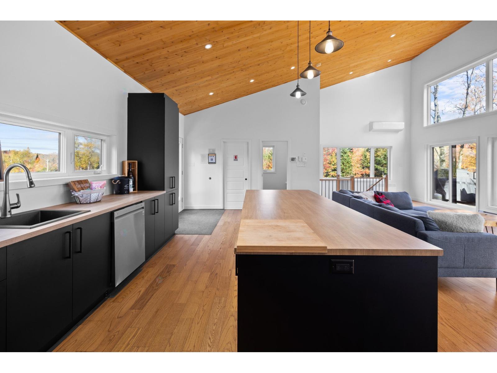 100 Rue Des Coteaux Property Photo 8