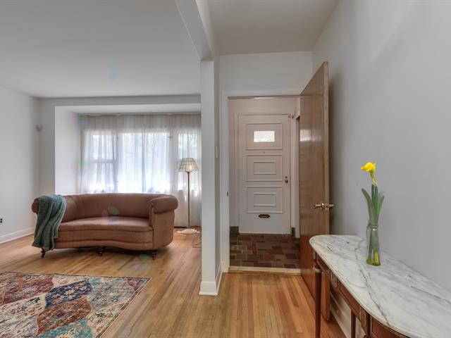 457 Av. Brock N. Property Photo 3