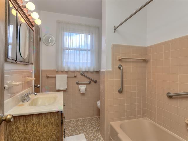 457 Av. Brock N. Property Photo 19
