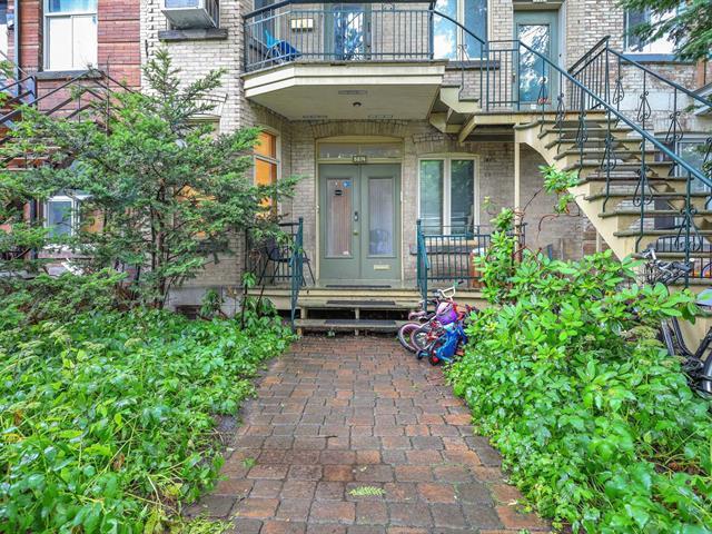 5874 Av. De L'esplanade Property Photo 1
