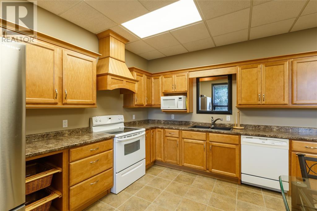 805 Upper Canada Drive Property Photo 11
