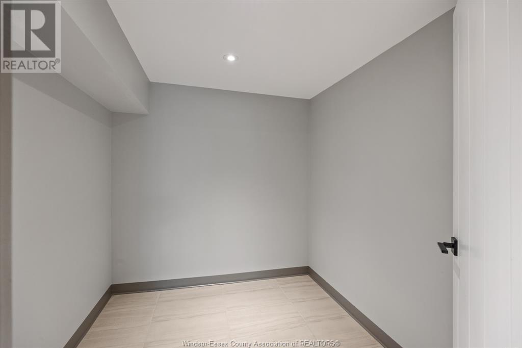 1035 Ouellette Avenue Property Photo 4