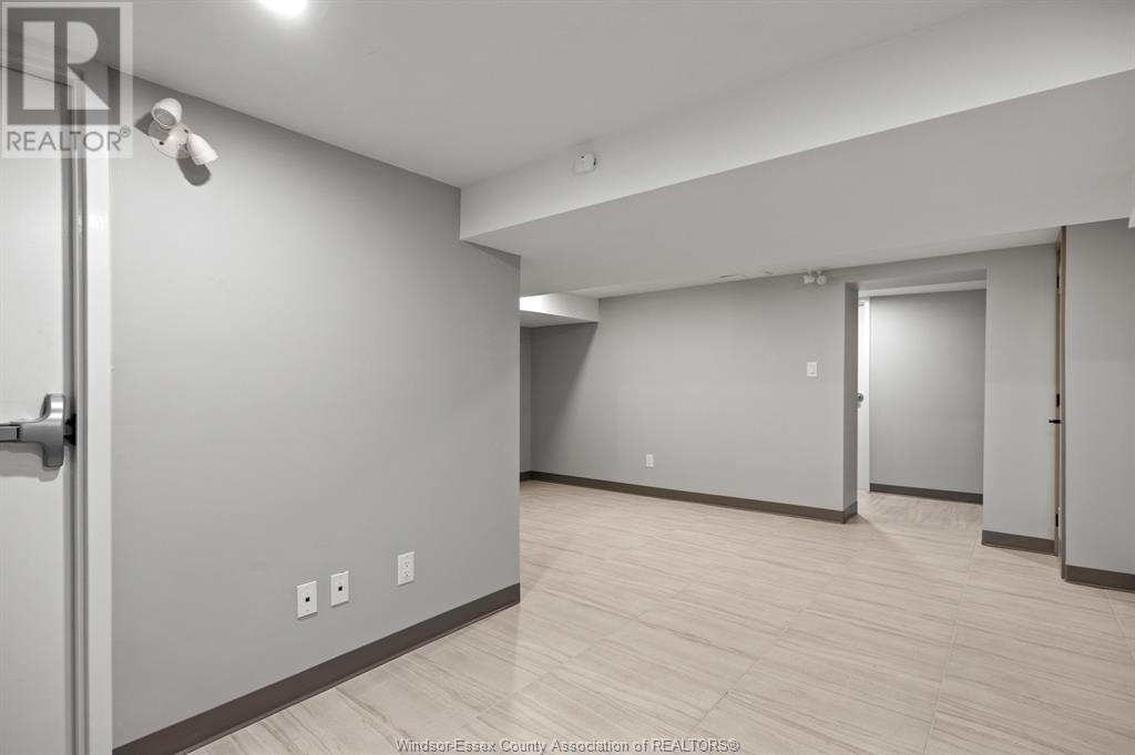 1035 Ouellette Avenue Property Photo 5