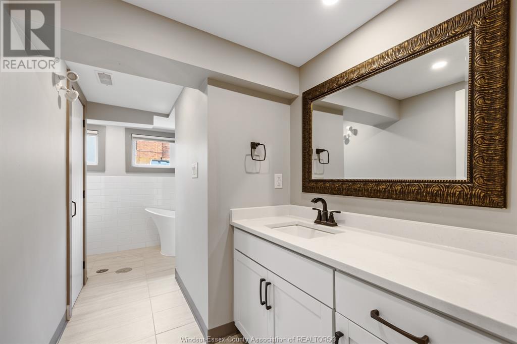 1035 Ouellette Avenue Property Photo 6