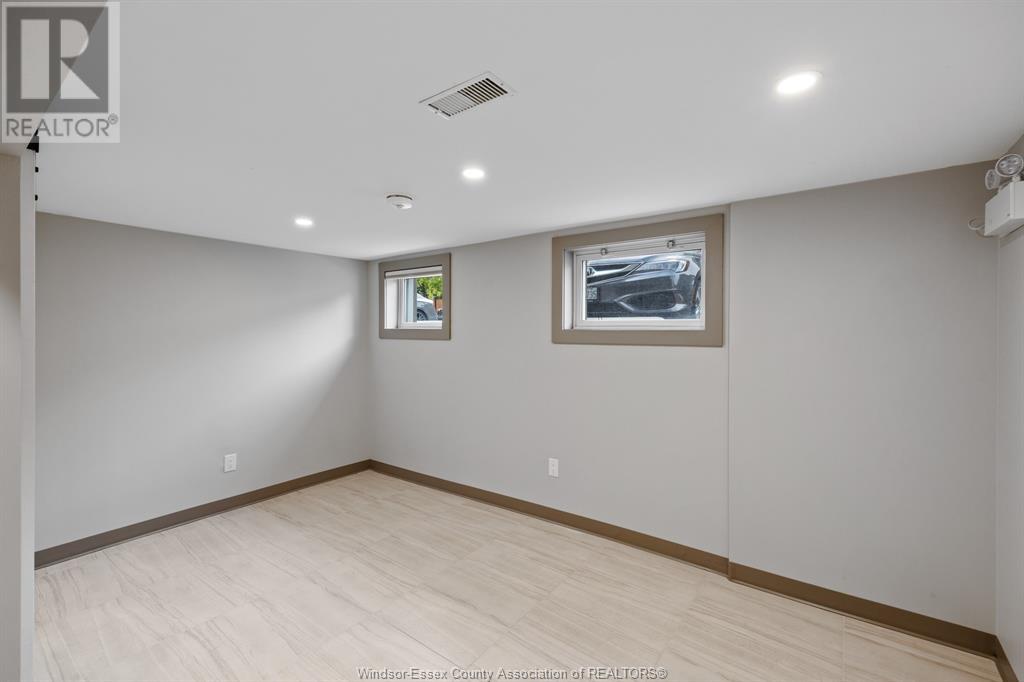 1035 Ouellette Avenue Property Photo 9