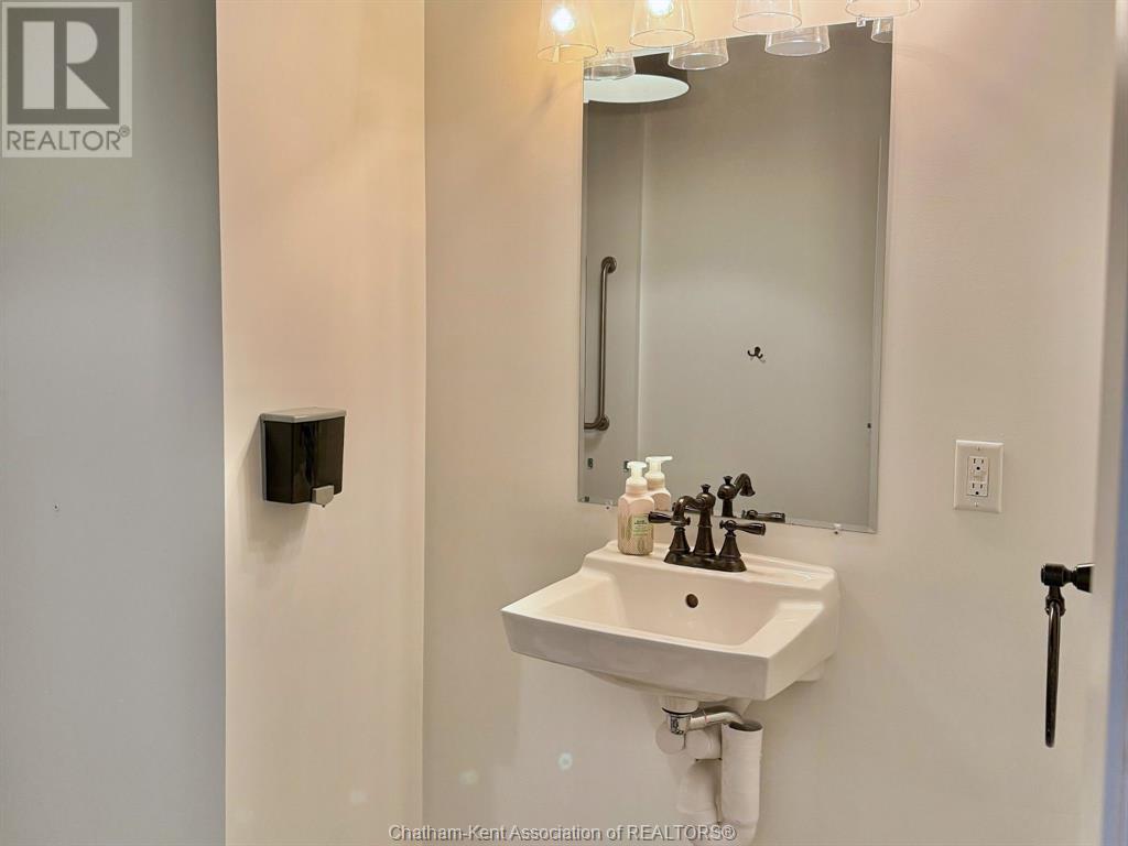 71 King Street West Property Photo 16
