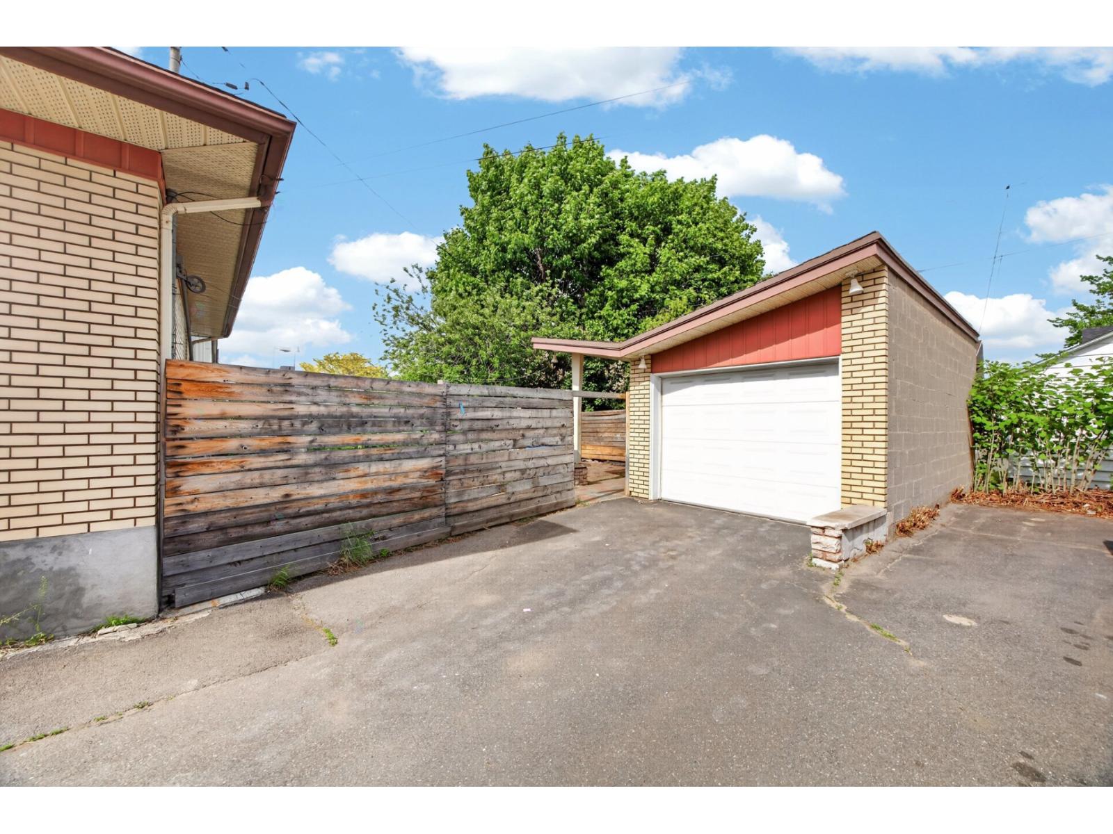 1004 Rue Filiatrault Property Photo 3